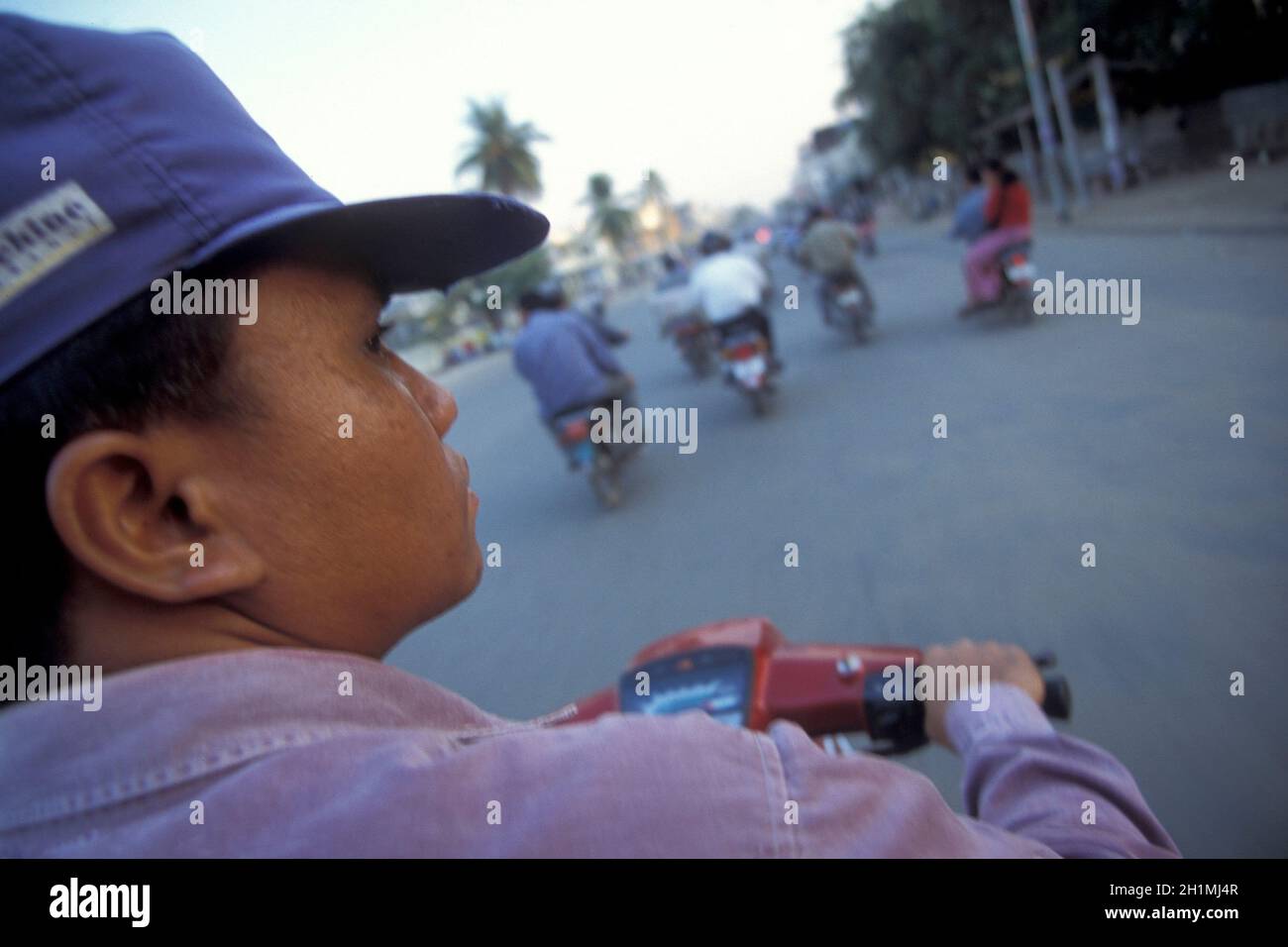 Motorrad auf einer Straße in der Stadt Phnom Penh von Kambodscha. Kambodscha, Phnom Penh, Februar 2001 Stockfoto