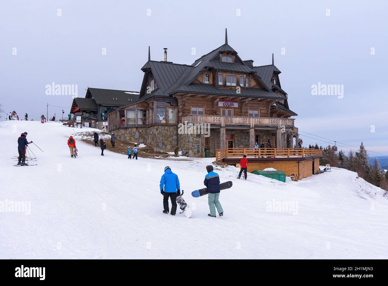 Krynica Zdroj, Polen - 30. Januar 2020: Touristen und Skifahrer besuchen den Gipfel des Berges Jaworzyna Krynicka an sonnigen Tagen Stockfoto