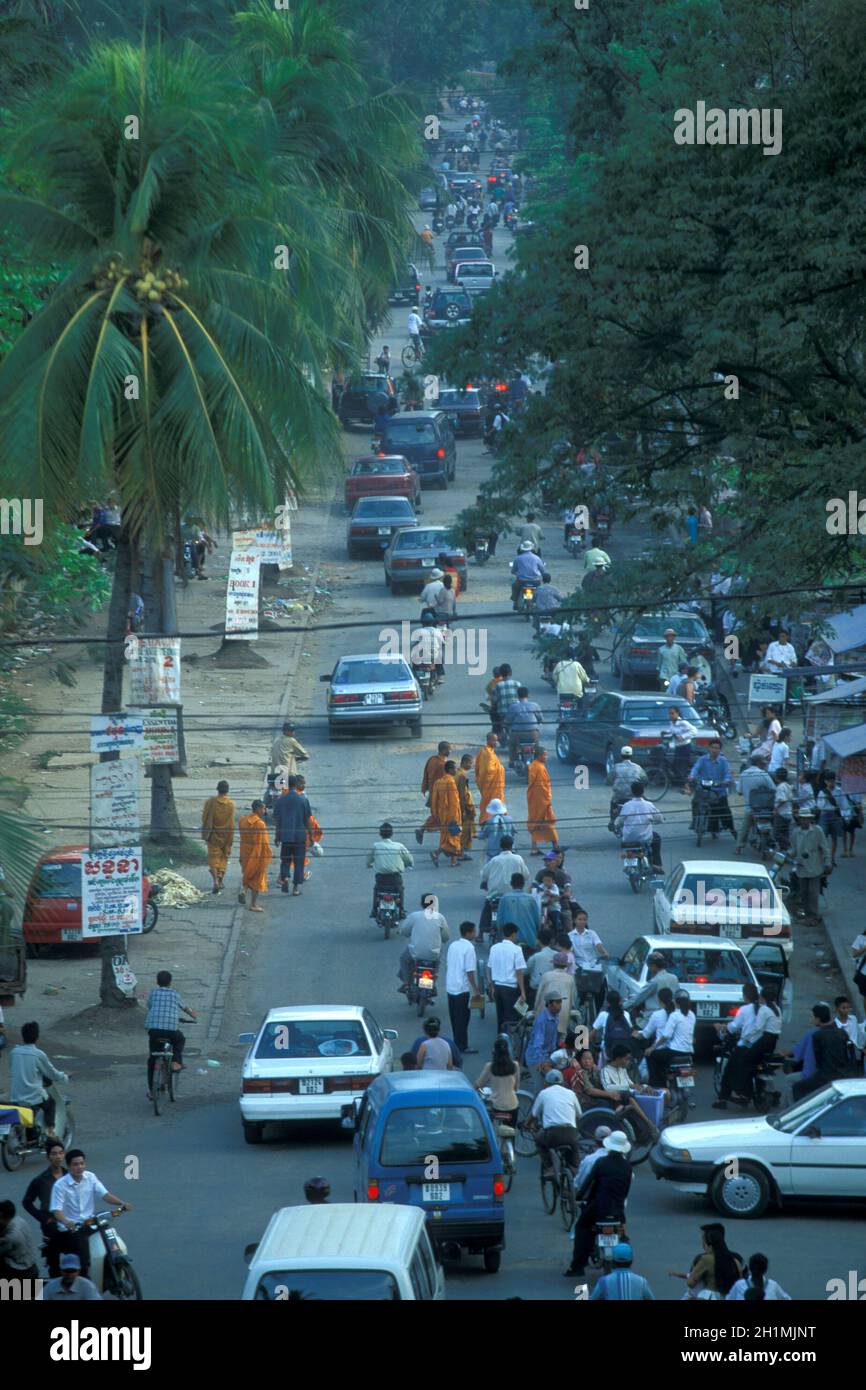 Eine Straße in der Stadt Phnom Penh von Kambodscha. Kambodscha, Phnom Penh, Februar 2001 Stockfoto