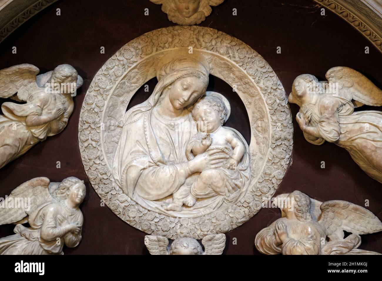 Madonna mit vier Engeln, Grab von Filippo Strozzi, Marmor, von Benedetto da majano, Santa Maria Novella Principal dominikanische Kirche in Florenz, Italien Stockfoto