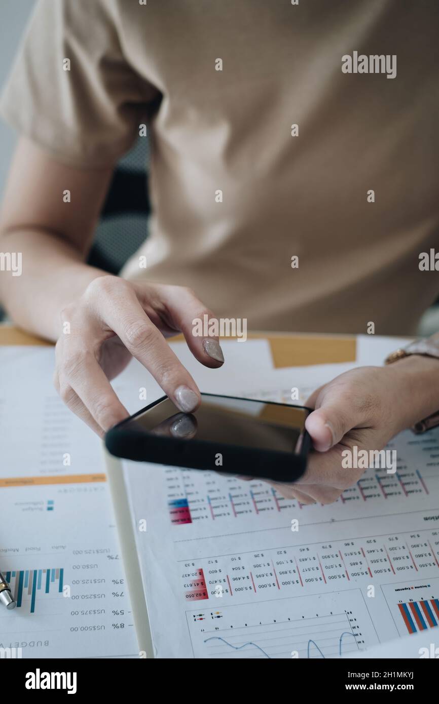 Eine Geschäftsfrau vervollständigt KYC mithilfe eines Online-Banking-Programms, um ein digitales Sparkonto zu eröffnen. Die Definition von Cyber-Sicherheit. Stockfoto