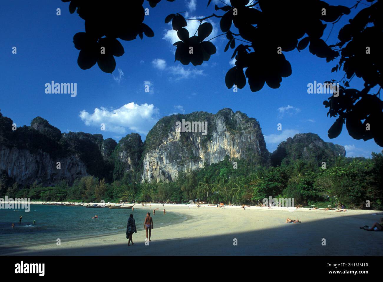 Der Strand am hat Phra Nang Strand bei Railay bei Ao Nang die Stadt Krabi an der Andamanensee im Süden Thailands. Thailand, Krabi, April, Stockfoto