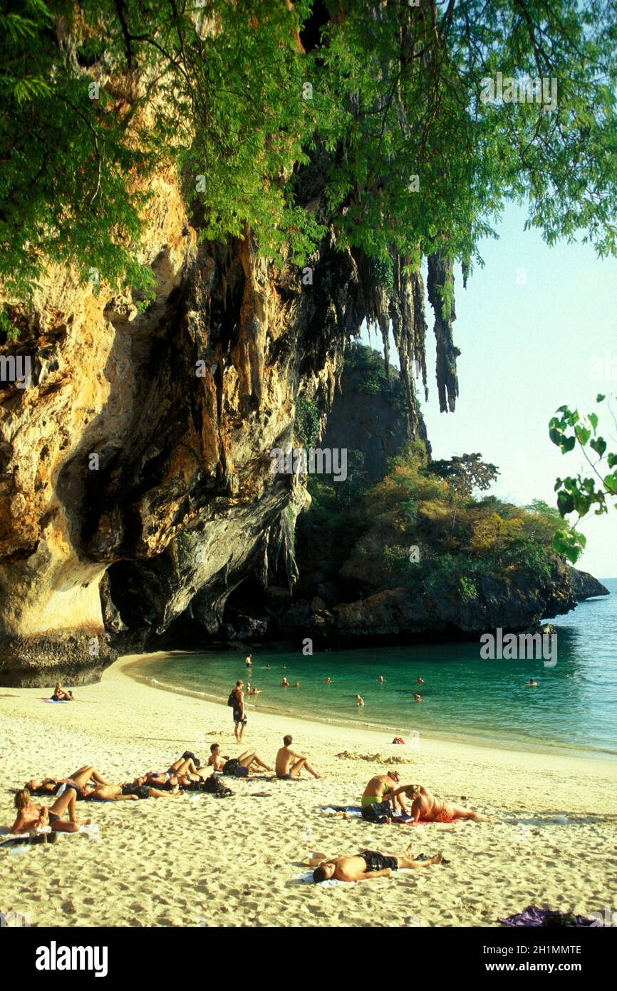 Der Strand am hat Phra Nang Strand bei Railay bei Ao Nang die Stadt Krabi an der Andamanensee im Süden Thailands. Thailand, Krabi, April, Stockfoto