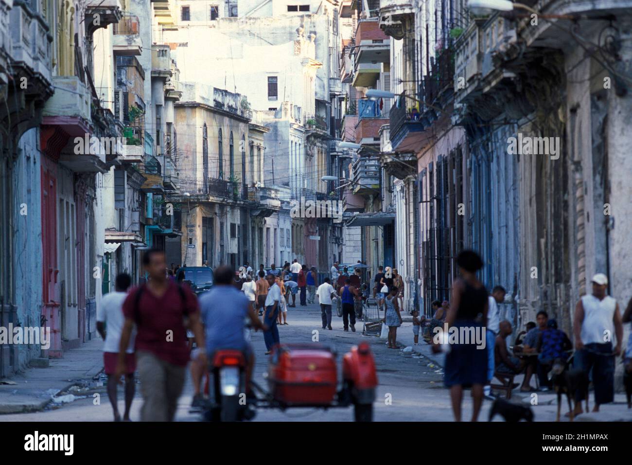 Eine Straße in der Stadt Havanna auf Kuba in der karibik. Kuba, Havanna, Oktober 2005 Stockfoto