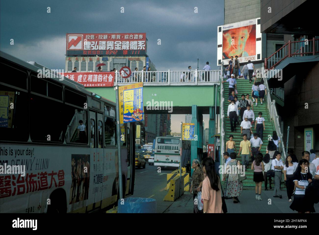 Eine Straße im Stadtzentrum von Taipei in Taiwan von Ost-Aasia. Taiwan, Taipeh, Mai 2001 Stockfoto