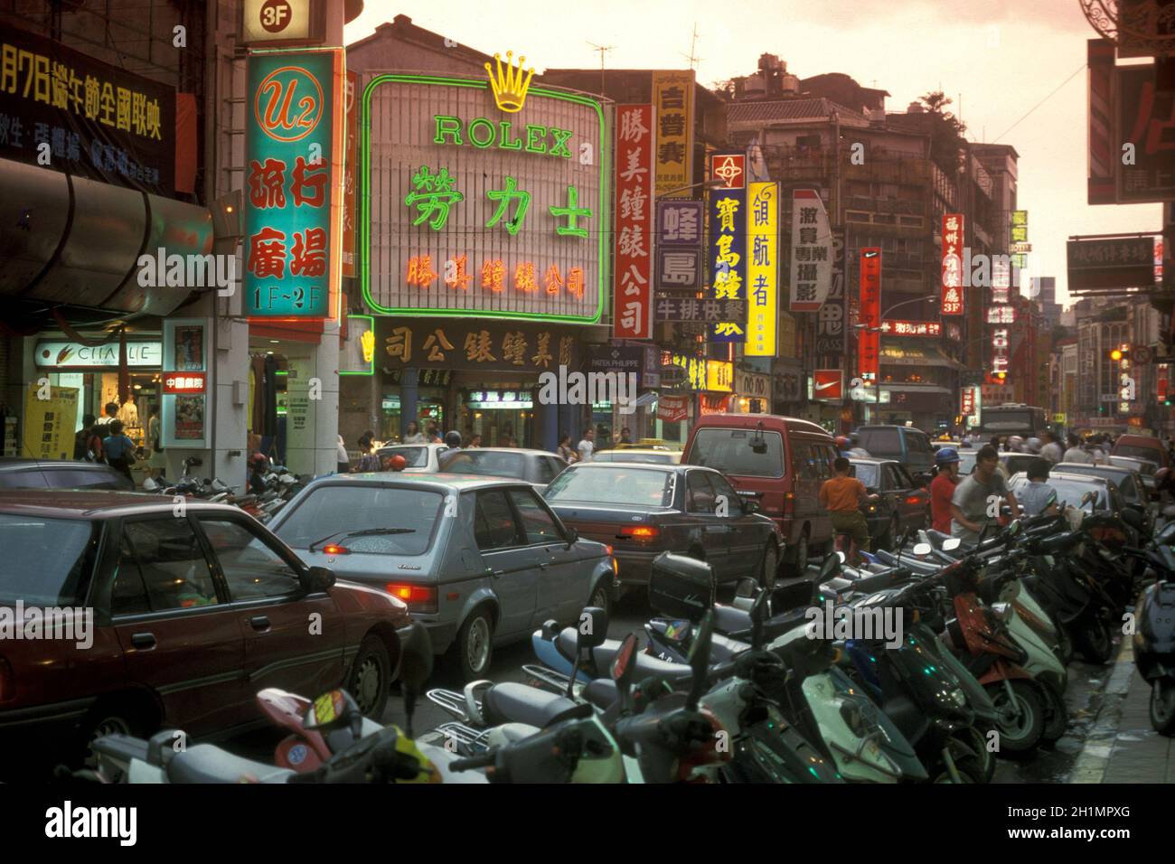 Eine Straße im Stadtzentrum von Taipei in Taiwan von Ost-Aasia. Taiwan, Taipeh, Mai 2001 Stockfoto