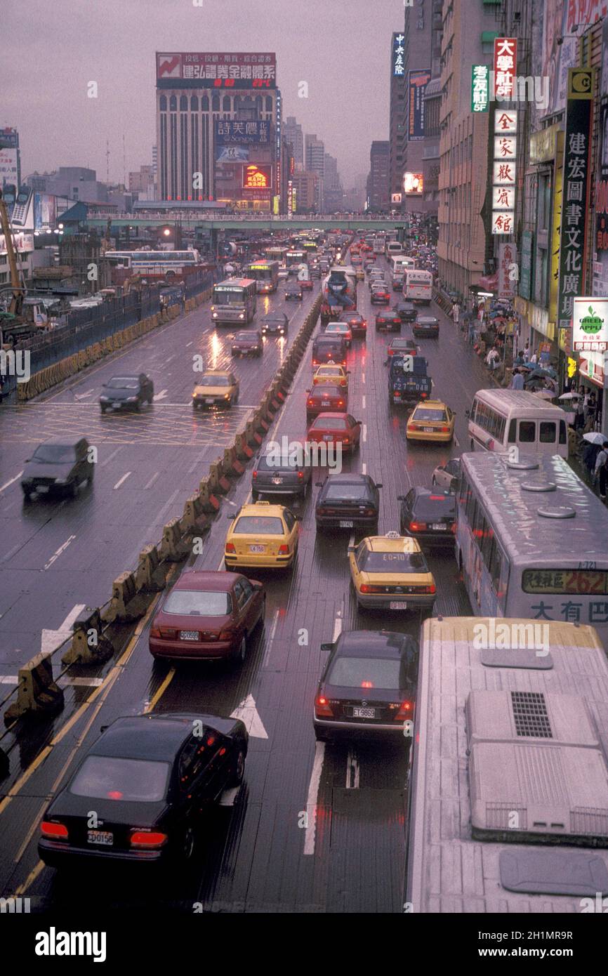 Eine Hauptstraße im Stadtzentrum von Taipei in Taiwan von Ost-Aasia. Taiwan, Taipeh, Mai 2001 Stockfoto