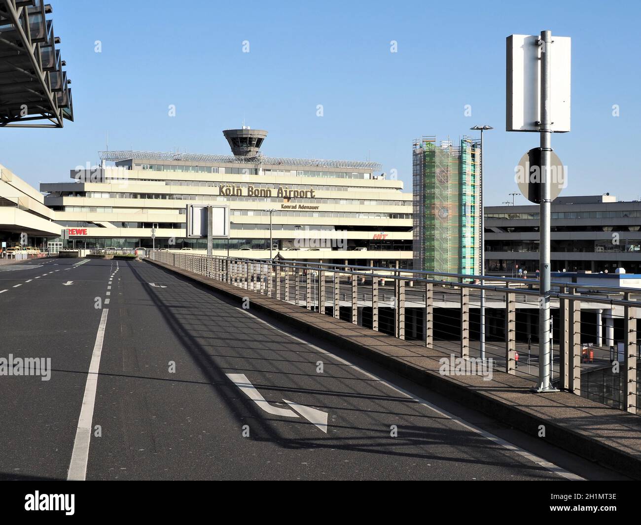 Leere Straße am Konrad-Adenauer-Flughafen CGN KölnBonn während der Corona Lockdown - Köln Stockfoto