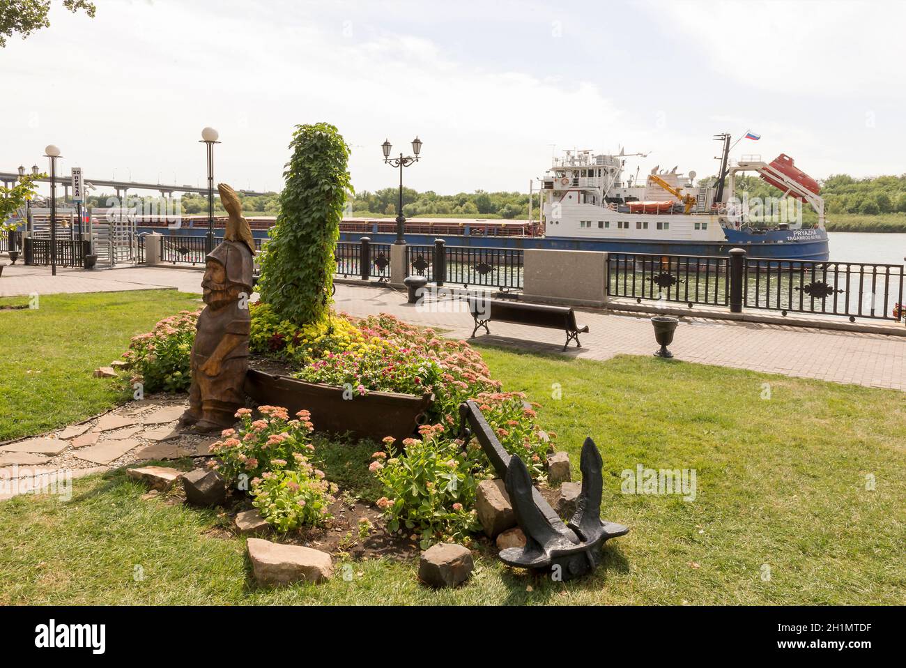 Rostow-am-Don, Russland-August 24,2013 : der Tanker „Prjascha“ folgt entlang der Uferpromenade von Rostow-am-Don. Im Vordergrund ist eine Holzskulptur o Stockfoto