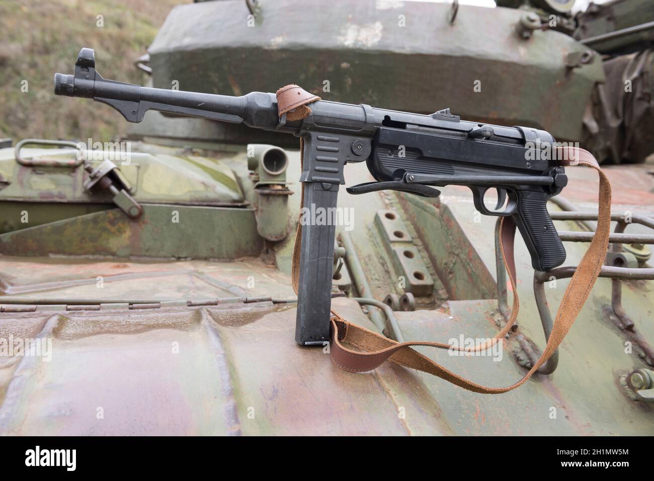 Deutsche Maschinenpistole auf der Panzerung des Panzers Stockfoto