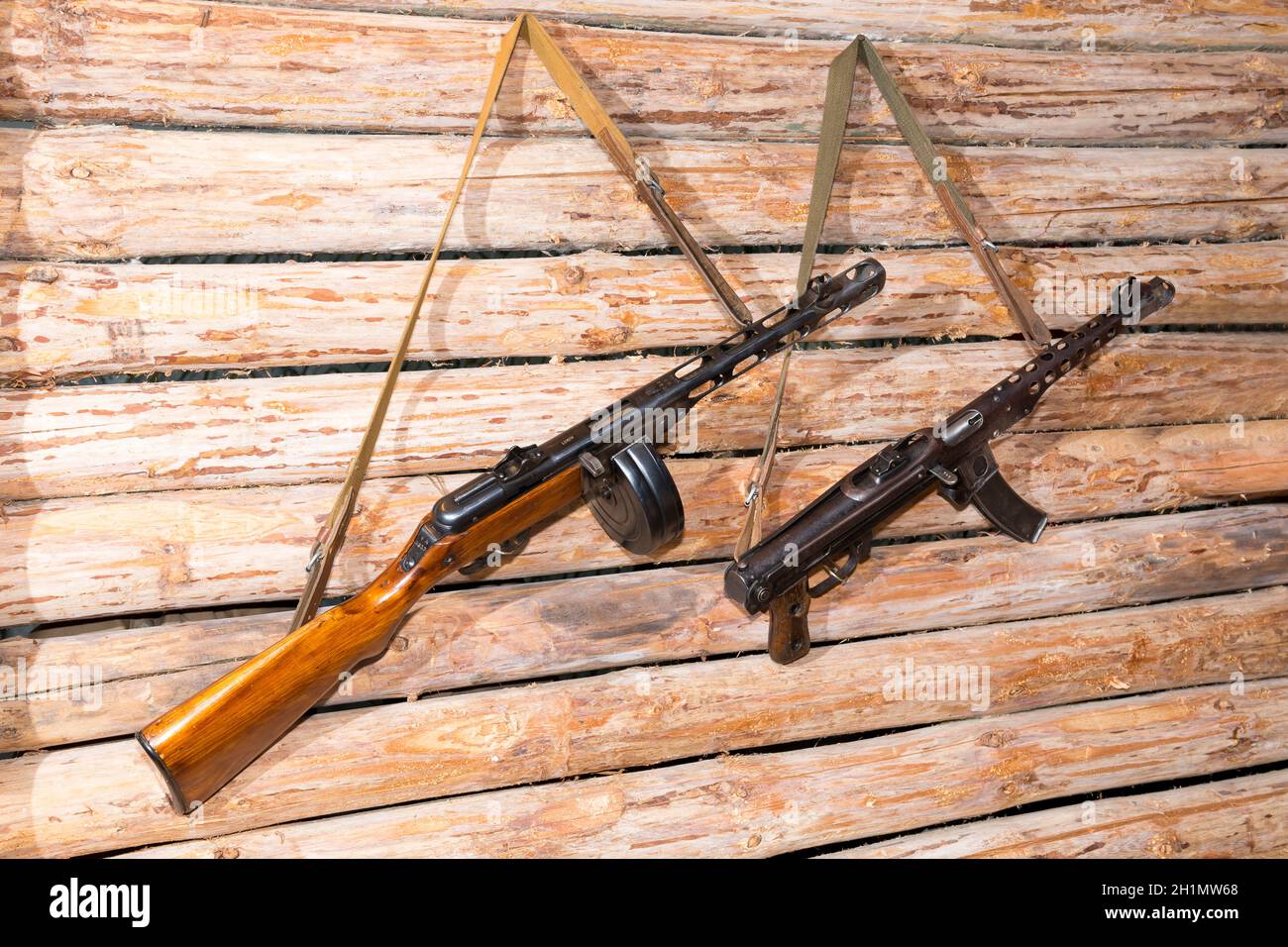 Zwei Maschinenpistolen hängen an der Wand des Dugout Stockfoto