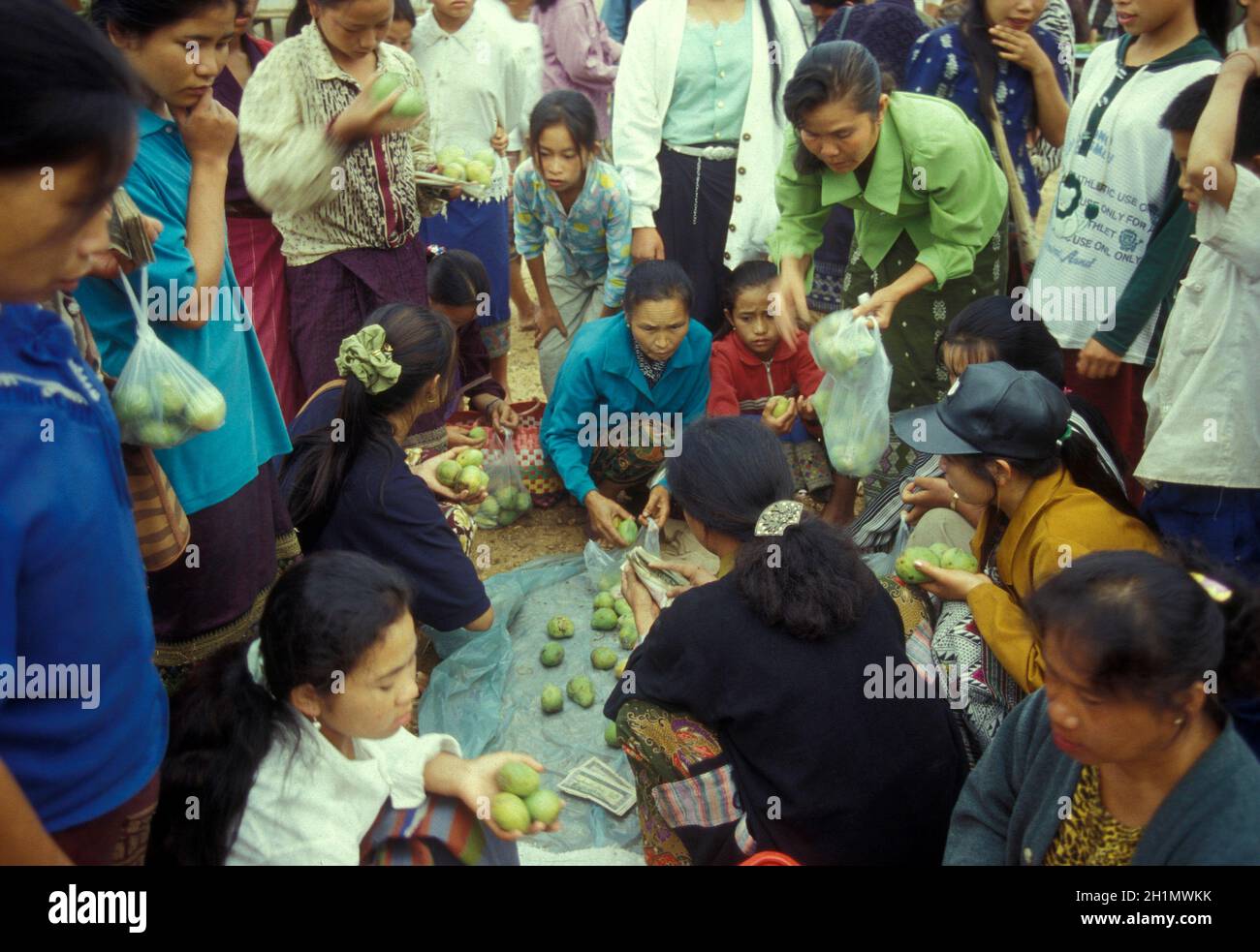 Ein Lebensmittelmarkt die Stadt Pakse in der Provinz Champasak in Lao im Süden von Lao. Lao, Pakse, Juli 1996 Stockfoto