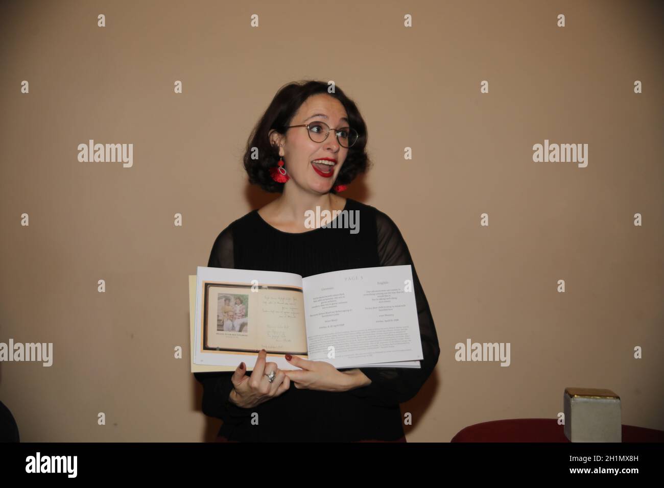 Lauren Leiderman bei der Buchbespannung 'das Poesiealbum von Eva Goldberg' - mit Einträgen von Anne Frank und Präsentation des am 5.11.2021 zu verleg Stockfoto