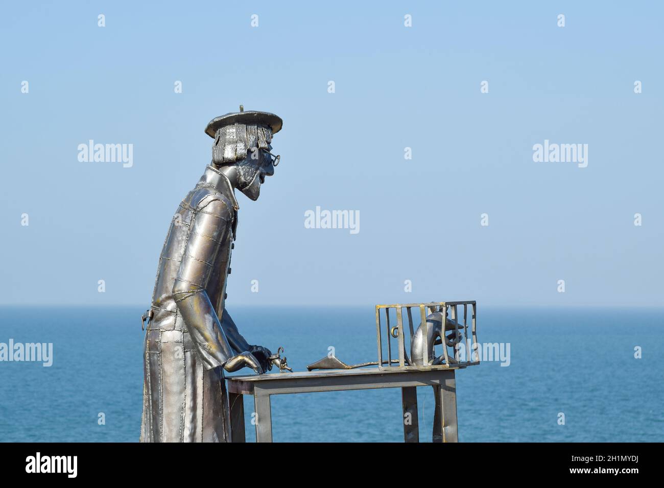 Statue von einem Kürschner aus Metall mit einer Ratte in einem Käfig. Metall-Statue. Stockfoto