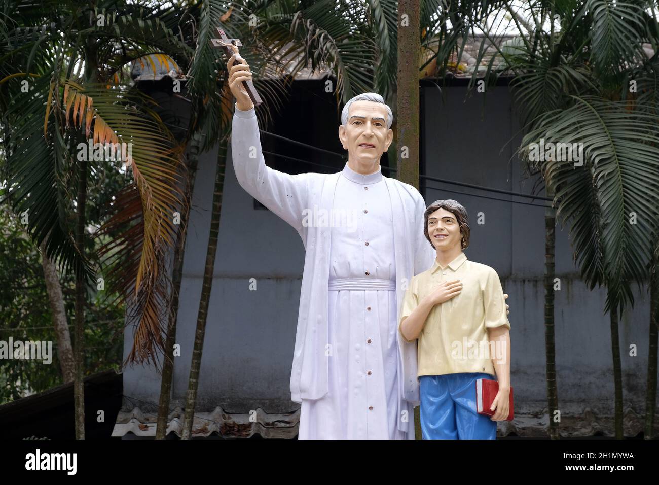 Denkmal für den kroatischen Jesuitenmissionar Ante Gabric vor der katholischen Kirche in Kumrokhali, Westbengalen, Indien Stockfoto