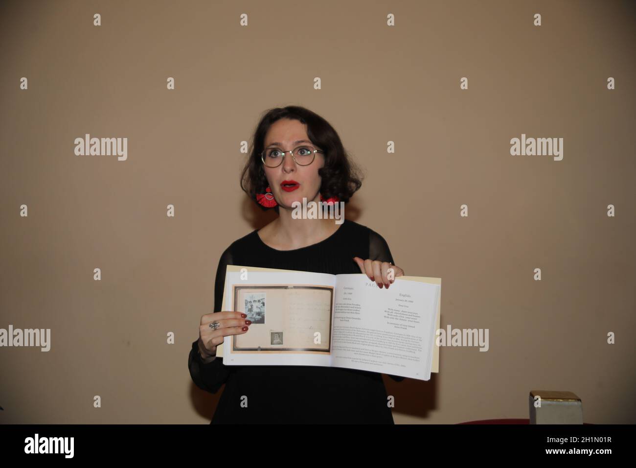 Lauren Leiderman bei der Buchbespannung 'das Poesiealbum von Eva Goldberg' - mit Einträgen von Anne Frank und Präsentation des am 5.11.2021 zu verleg Stockfoto