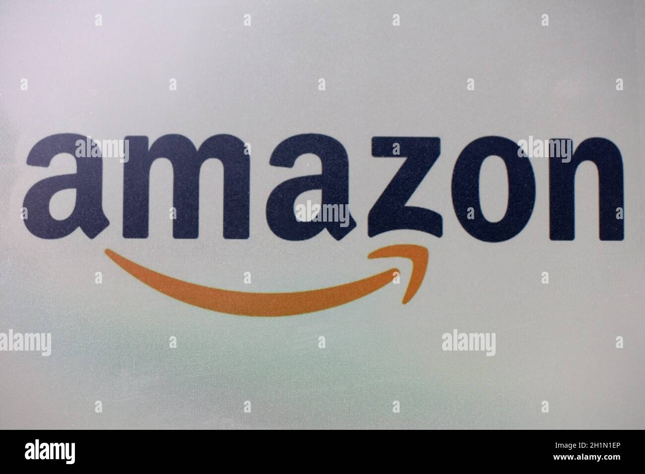 WETZLAR, DEUTSCHLAND - 2020-08-13: Amazon-Logo auf modernem Laptop-Bildschirm. Amazon ist ein amerikanisches Unternehmen für elektronischen Handel und Cloud-Computing. Es ist das l Stockfoto