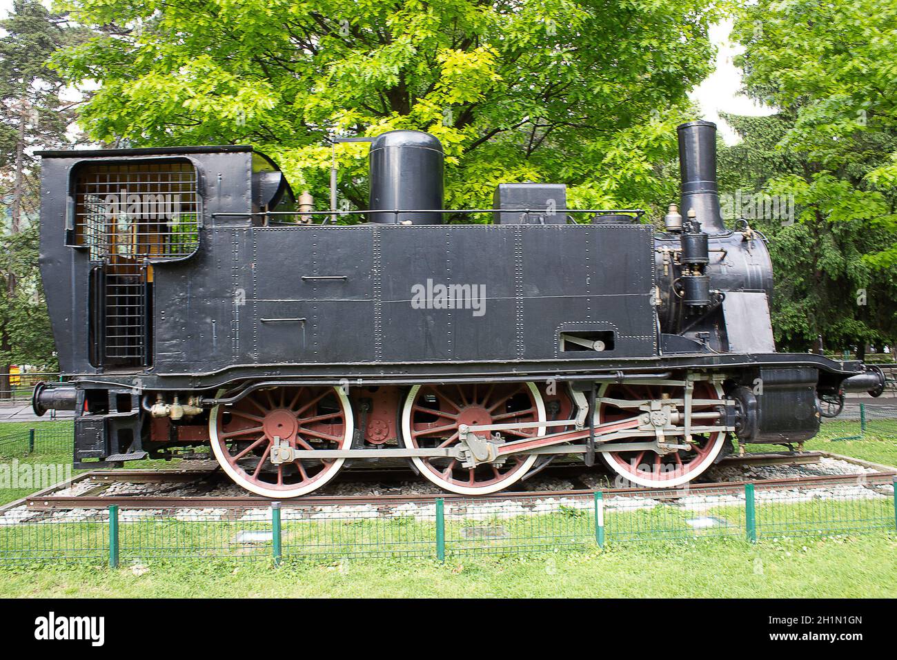 Como, Italien - 03. Mai 2017: Alte Dampflokomotive erhalten und in einem öffentlichen Park in Como am Comer See ausgestellt. Stockfoto