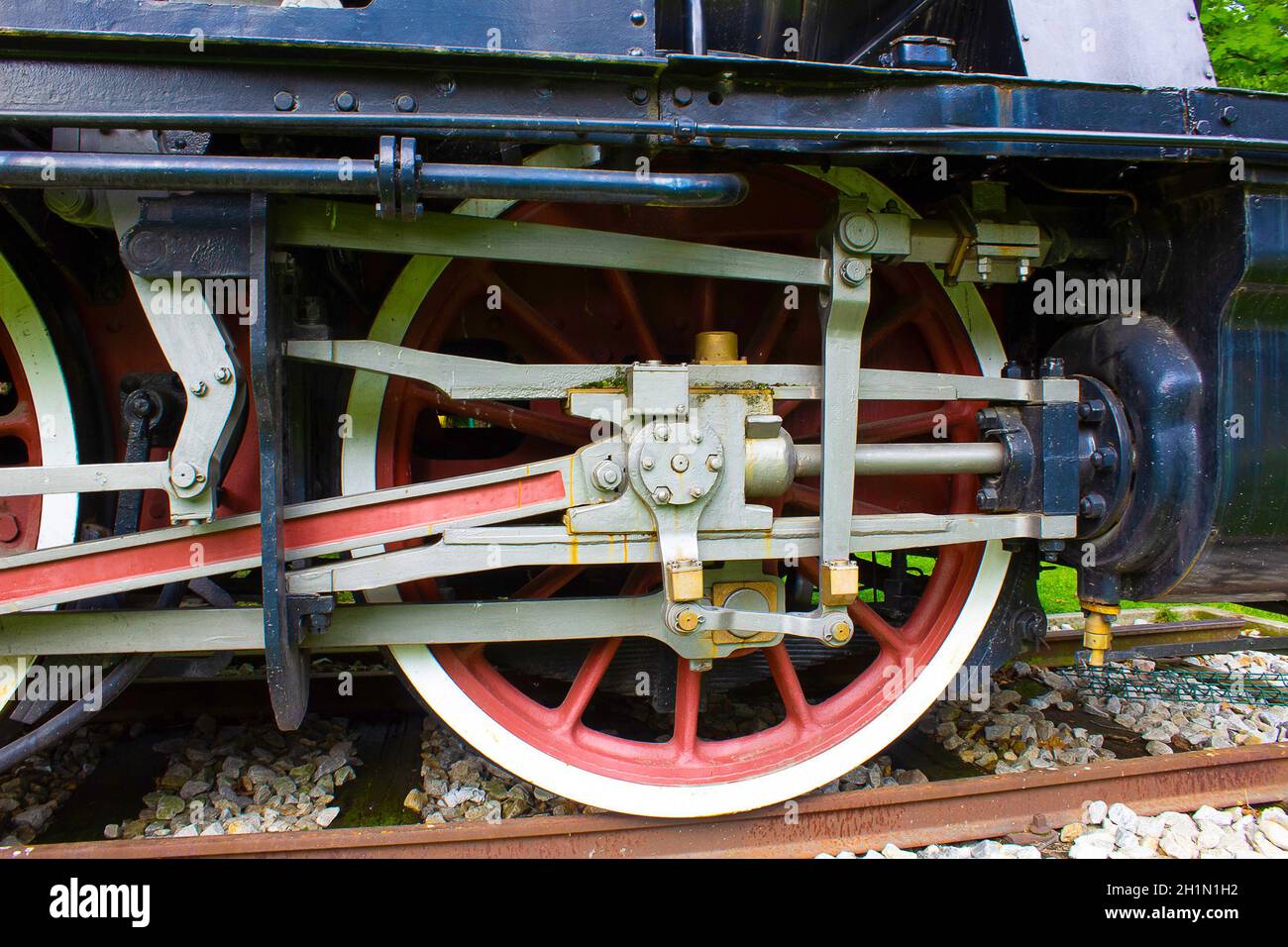 Fragment der alten Dampflokomotive erhalten und auf dem Display in einem öffentlichen Park in Como am Comer See. Stockfoto