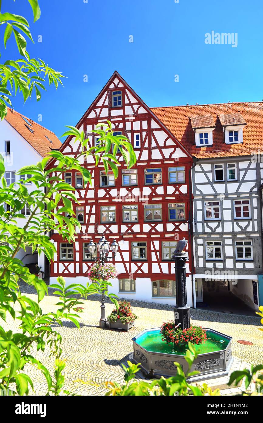 Der Kirchplatz mit einem Brunnen ist ein Anblick Die Stadt Pfullendorf Stockfoto