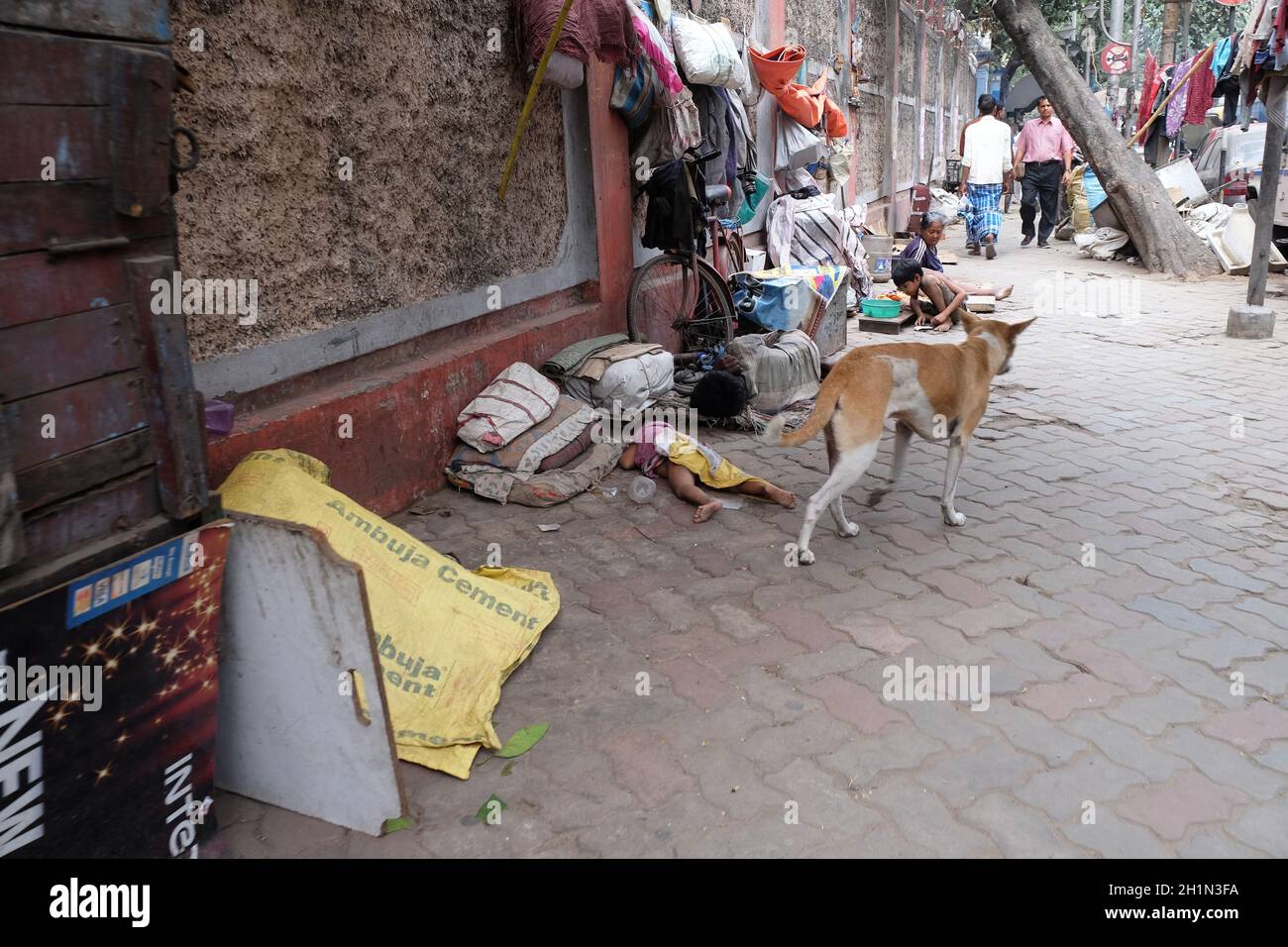 Obdachlose Familie, die auf den Straßen von Kalkutta, Indien, lebt Stockfoto