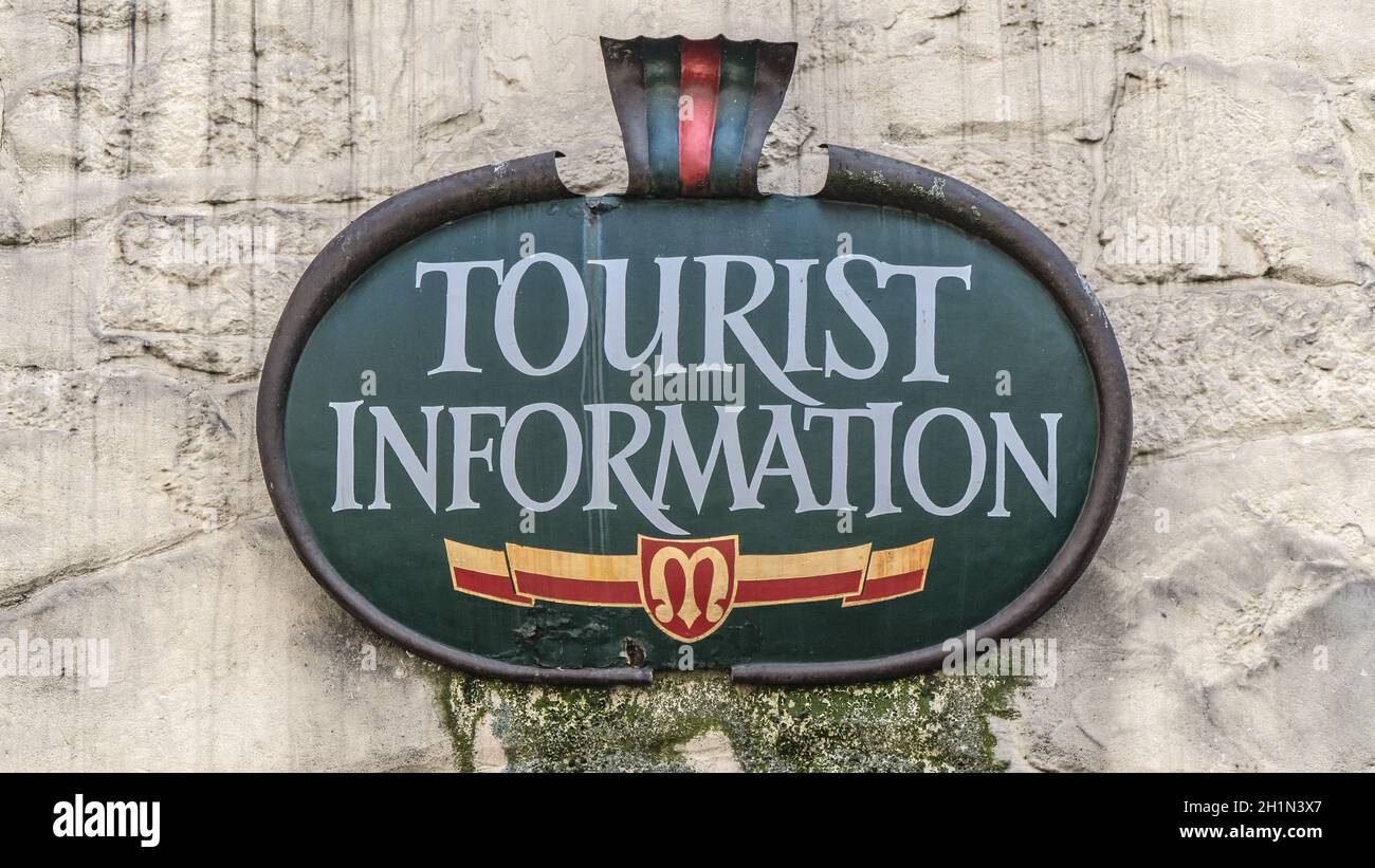 Tourist Information Schild an einer Hausfassade Stockfoto