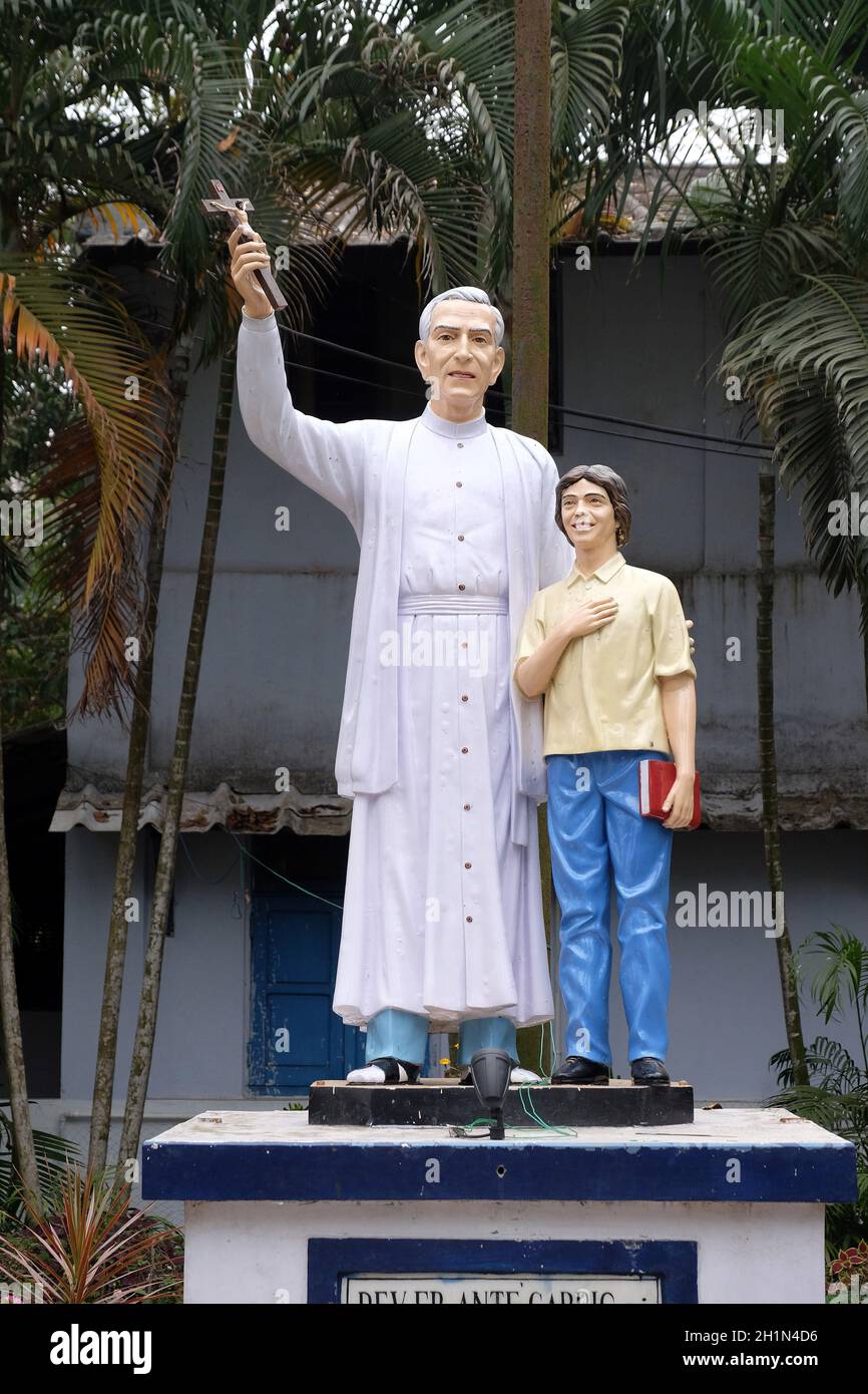 Denkmal für den kroatischen Jesuitenmissionar Ante Gabric vor der katholischen Kirche in Kumrokhali, Westbengalen, Indien Stockfoto