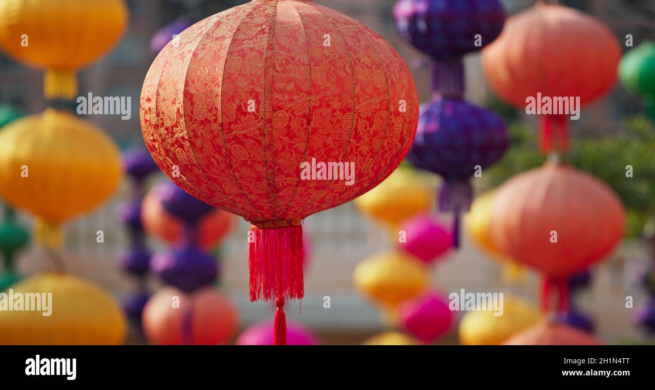 Farbenfrohe laterne im chinesischen Stil, die für das Herbstfest im Freien hängt Stockfoto