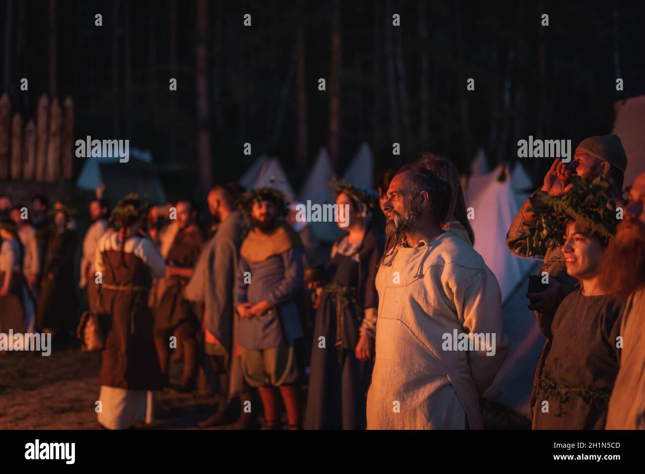 Cedynia, Polen, 2019. Juni heidnische Nachstellung der Kupala-Nacht, in Polen Noc Kupaly genannt, Dorfbewohner, die sich für die Veranstaltung versammeln. Slawische Feiertage feiern Stockfoto