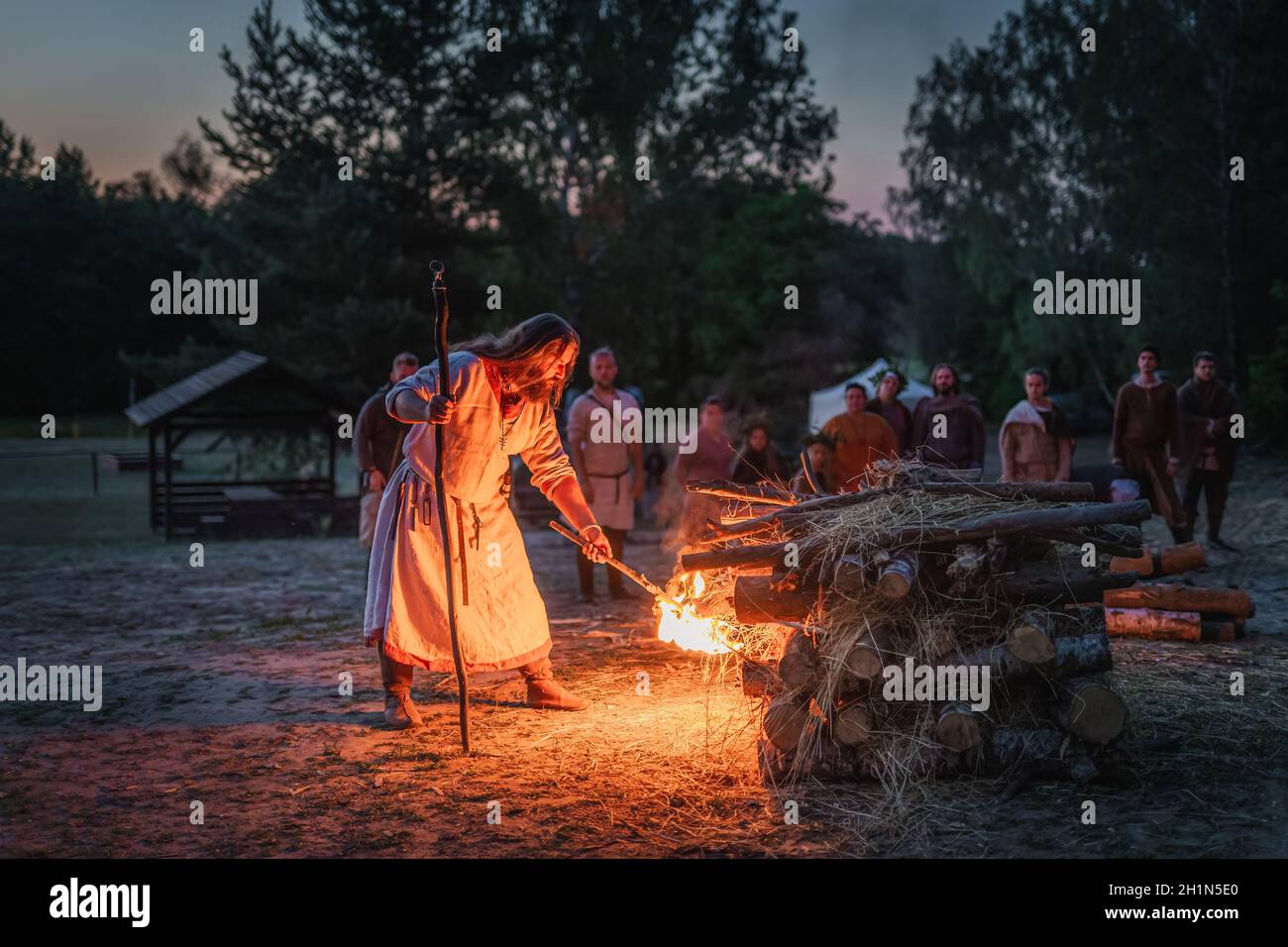 Cedynia, Polen, 2019. Juni Pagan Nachstellung der Kupala Nacht, in Polen genannt Noc Kupaly, slawischen Feiertag gefeiert auf der kürzesten Nacht des Jahres Stockfoto