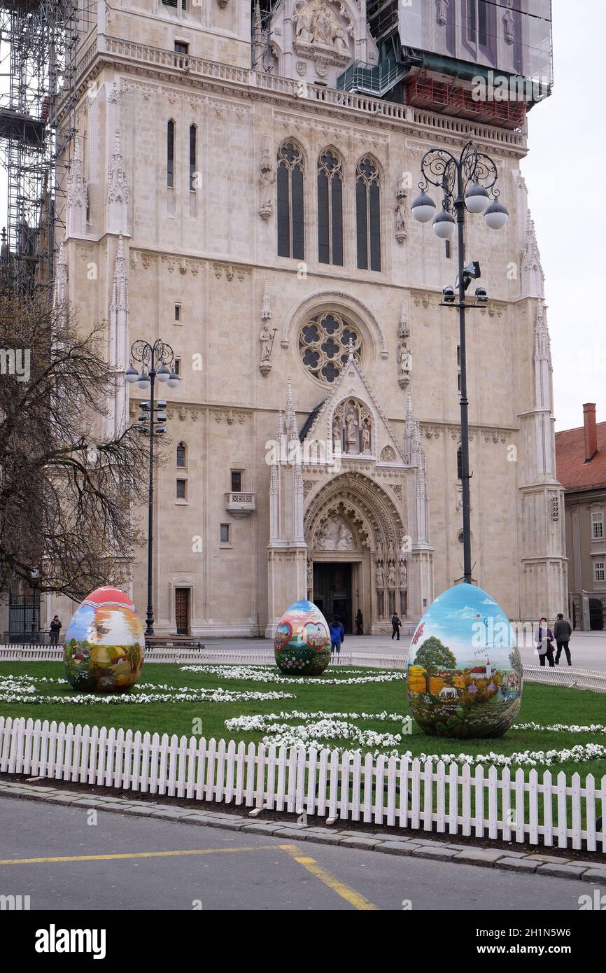 Ostern in Zagreb. Ostereier auf dem Platz vor der Kathedrale von Zagreb, Kroatien Stockfoto