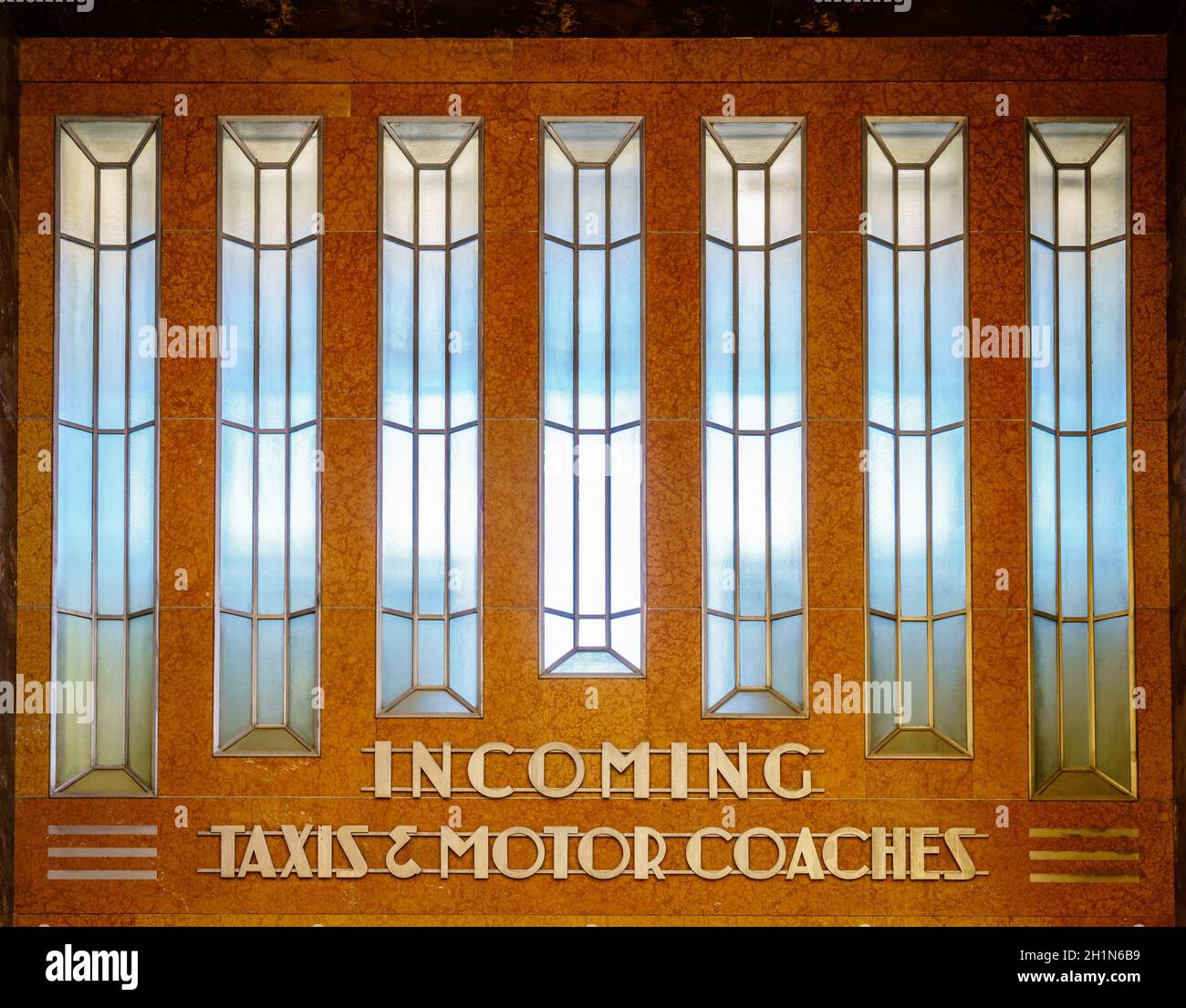 Cincinnati, Ohio, 29. August 2020: Dekorative Paneele über inneren Eingangstüren zum Cincinnati Union Terminal Gebäude Stockfoto