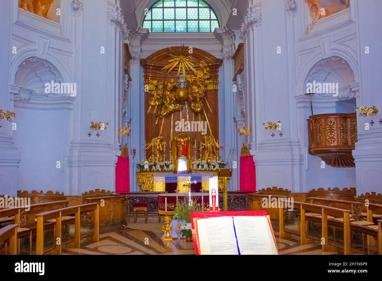 Salzburg, Österreich - Mai 01, 2017: Das Innere der Trinity-Church in Salzburg, Österreich. Die Kirche wurde zwischen 1694 und 1702 in Salzburg, Österreich Stockfoto