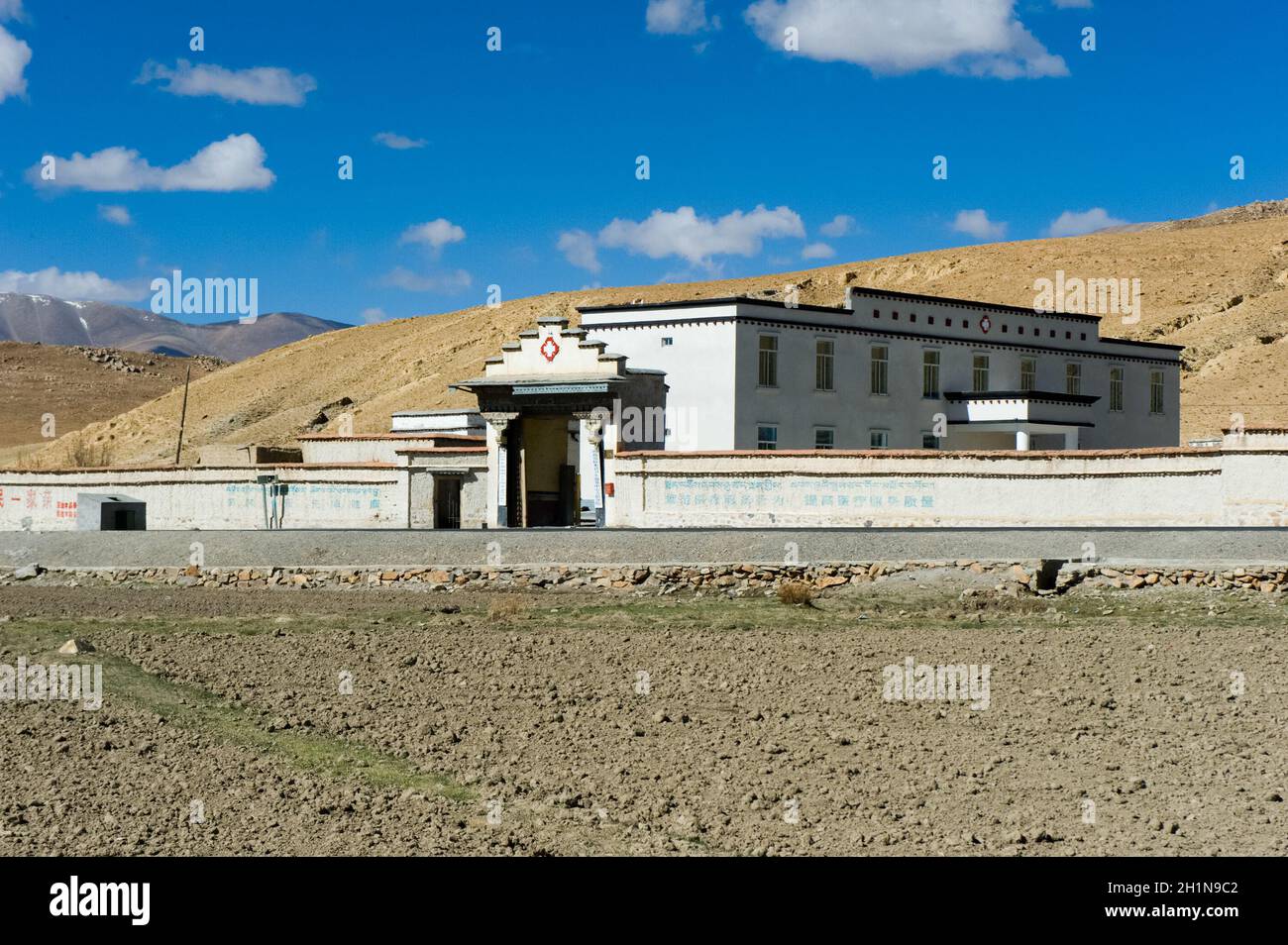 Ein Dorf in Tibet, ein Bergdorf. Stockfoto