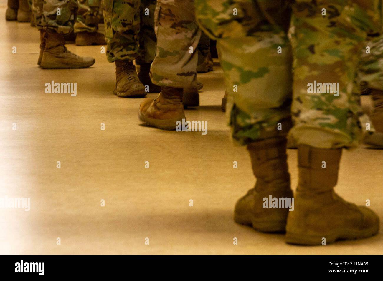 Soldaten der Nationalgarde der Kentucky Army warten Schlange, um ihre COVID-19-Impfung im Bluegrass Army Depot in Richmond, KY, 16. Oktober 2021 zu erhalten. Soldaten und Flieger erhielten den Impfstoff im Rahmen der Operation Fortified Guardian für die Kentucky National Guard. (Foto der Nationalgarde der Kentucky Army von Sgt. Matt Damon) Stockfoto