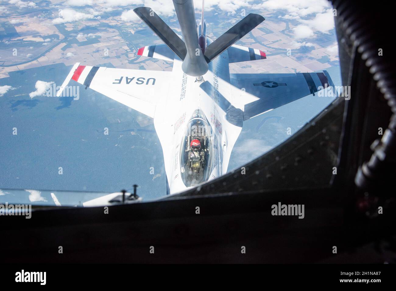 Eine US Air Force Thunderbird F-16 Fighting Falcon von der Nellis Air Force Base, Nevada, wird am 11. Oktober 2021 von einem McConnell Air Force Base KC-135 Stratotanker betankt. Vier Thunderbirds wurden auf dem Weg nach Orlando, Florida, betankt. Die Thunderbirds werden oft von einem Tanker der Air Force zwischen den Haltestellen miteinander verbunden, um eine schnelle, Nonstop-Route zwischen den Auftritten zu bieten. (USA Luftwaffe Foto von Airman 1st Class Zachary Willis) Stockfoto