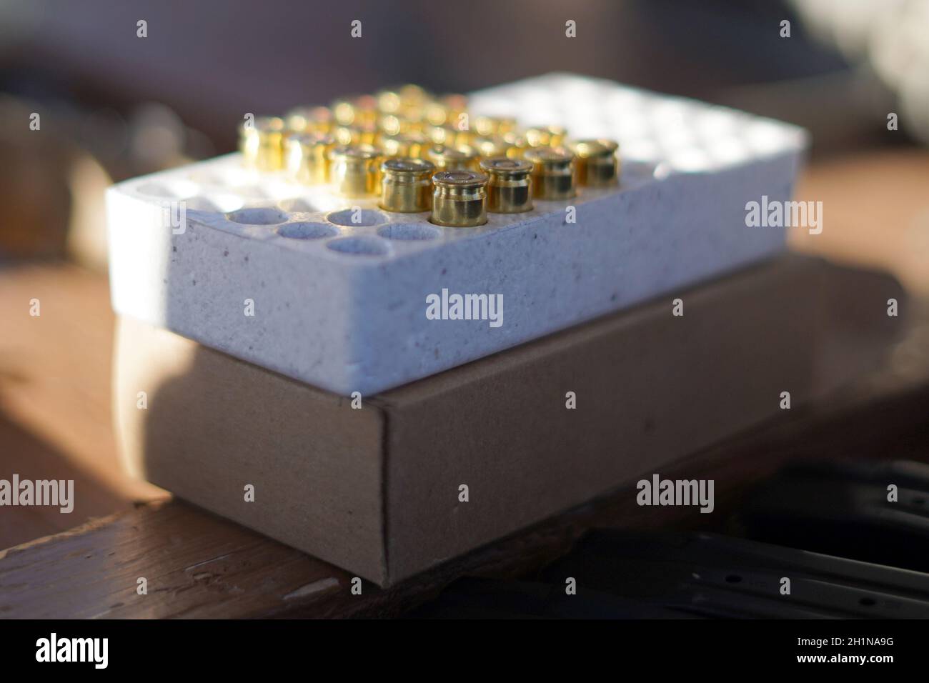 Eine Schachtel mit 9 mm-Patronen ist auf einem Tisch zu sehen, als Fallschirmjäger, die dem 2. Bataillon, dem 377. Fallschirmjägerregiment, dem 4. Infanteriebrigade-Kampfteam (Airborne), der 25. Infanteriedivision, der US-Armee Alaska, zugewiesen sind, sich mit dem M17 Modular Handgun System auf der Kampfpistole auf der Joint Base Elmendorf-Richardson qualifizieren, Alaska, 15. Oktober 2021. Die US-Armee Alaska ist die Heimat des einzigen Kampfteams der pazifischen Luftbrigade und verfügt über die einzige Luftreaktionskapazität innerhalb des Pacific Command. (USA Luftwaffe Foto/Justin Connaher) Stockfoto