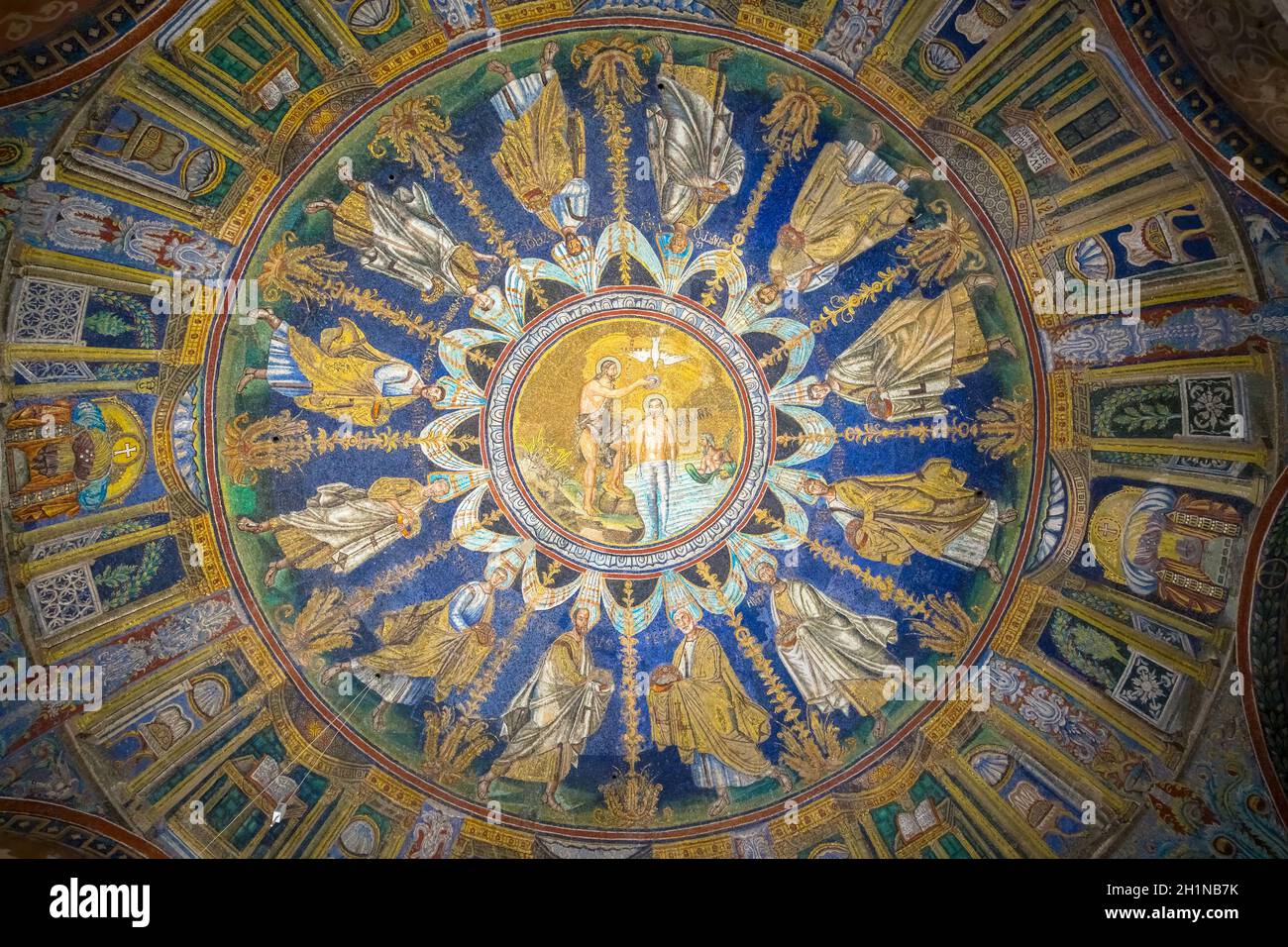 RAVENNA, ITALIEN - UM AUGUST 2020: Historisches byzantinisches Mosaik in der Basilika St. Vitale Stockfoto