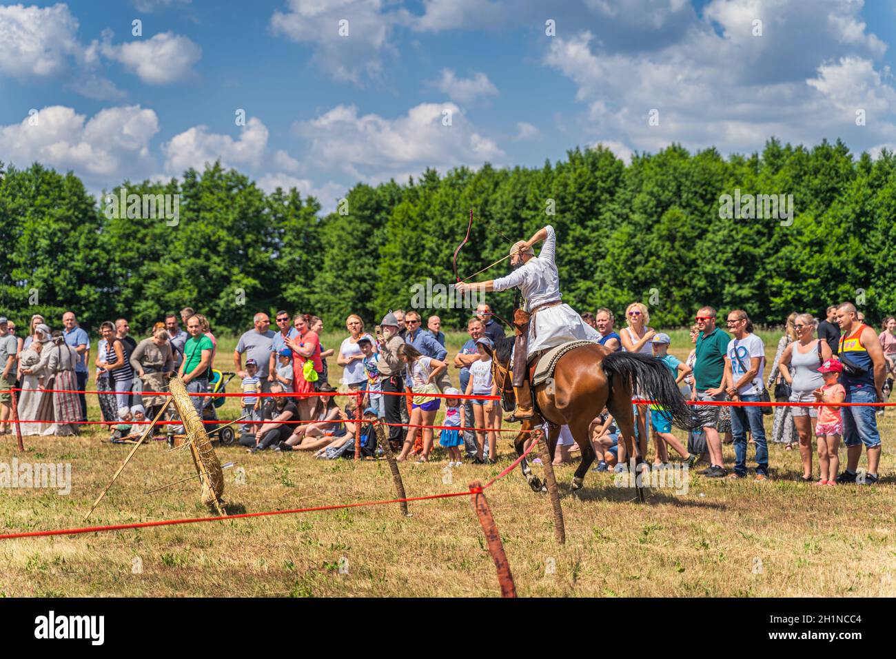 Cedynia, Polen Juni 2019 Bogenschießen oder Reiten Bogenschießen Show bei historischen Nachstellung der Schlacht von Cedynia aus dem 11. Jahrhundert Stockfoto