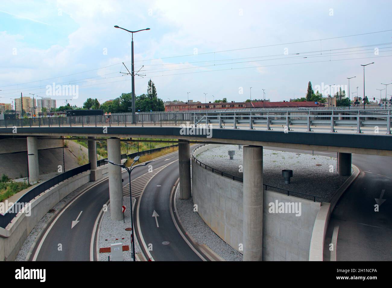 Zweistöckige asphaltierte Straße in Lodz. Straßenarchitektur in Polen. Zweistöckige Autobahn. Schönes Panorama der modernen Stadt. Zweistufige Autobahn in der Stadt. Roa Stockfoto