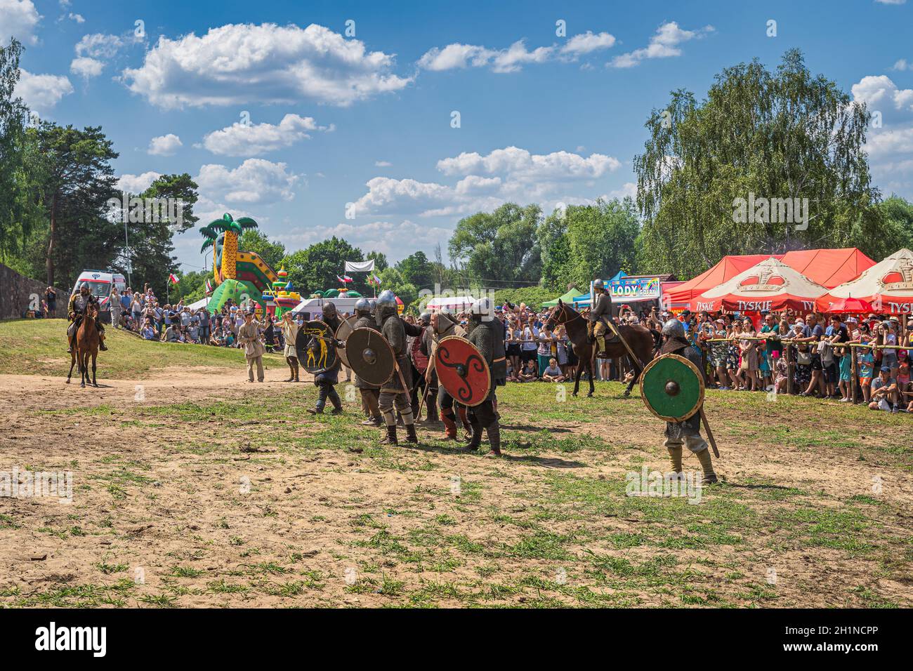 Cedynia, Polen, 2019. Juni Armee von Kriegern, die sich mit Zuschauern im Hintergrund auf den Angriff auf die Festung vorbereiten. Historische Nachstellung der Schlacht von Cedyn Stockfoto