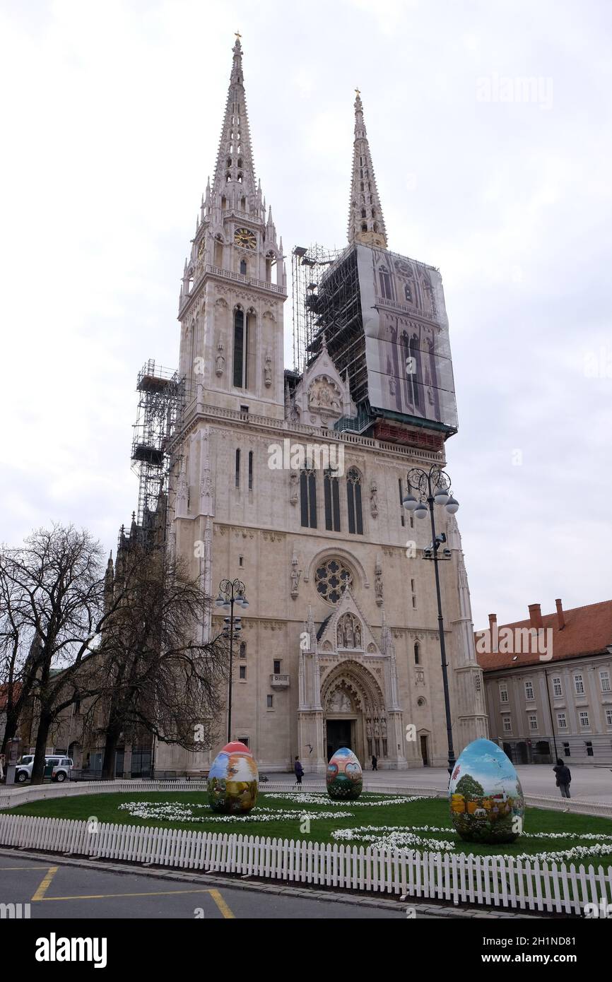 Ostern in Zagreb. Ostereier auf dem Platz vor der Kathedrale von Zagreb, Kroatien Stockfoto