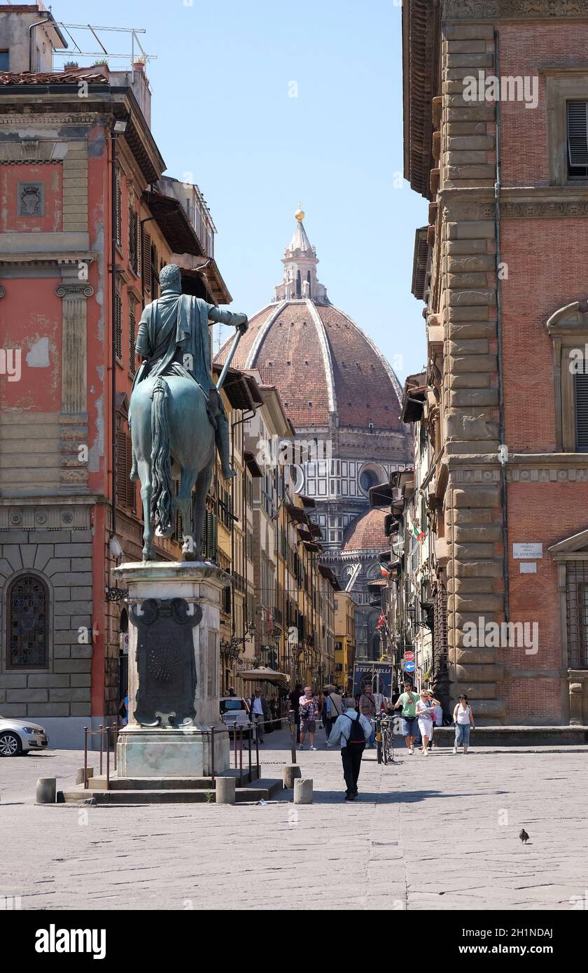 Cattedrale di Santa Maria del Fiore (Kathedrale Santa Maria del Fiore) Blick von der Piazza della Santissima Annunziata und der letzten Straße von Giambologna Stockfoto