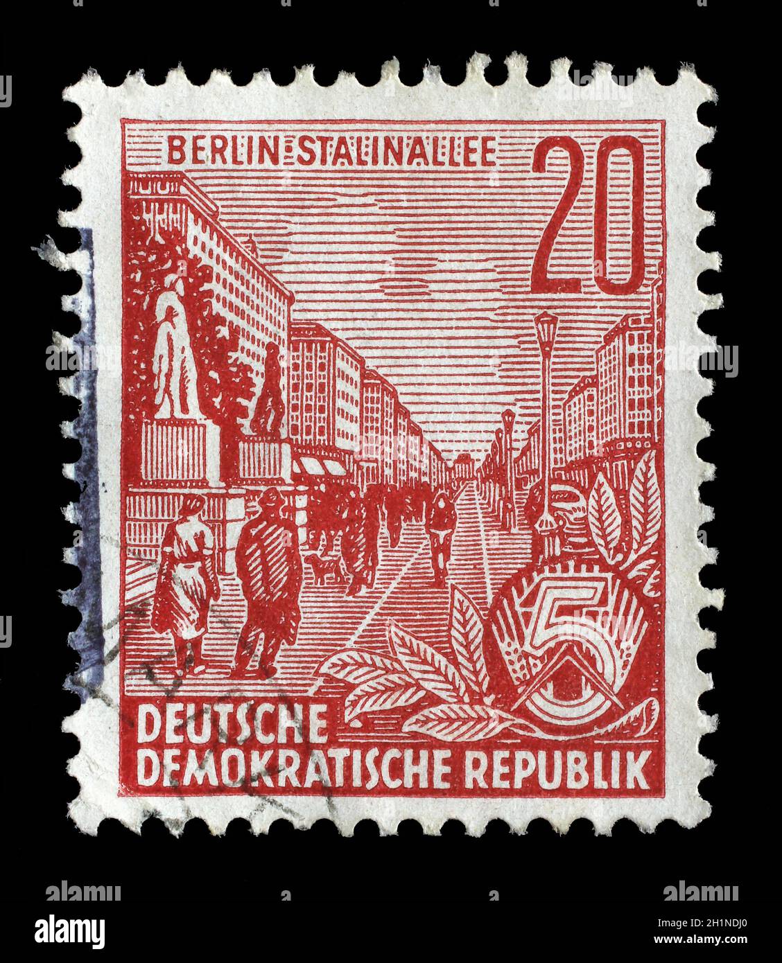 briefmarke-gedruckt-in-der-ddr-zeigt-stalin-allee-mit-inschrift-berlin