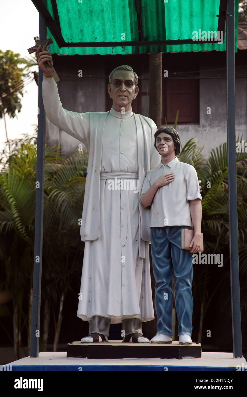 Denkmal der kroatischen Jesuitenmissionar Ante Gabric vor der Katholischen Kirche in Kumrokhali, West Bengal, Indien Stockfoto