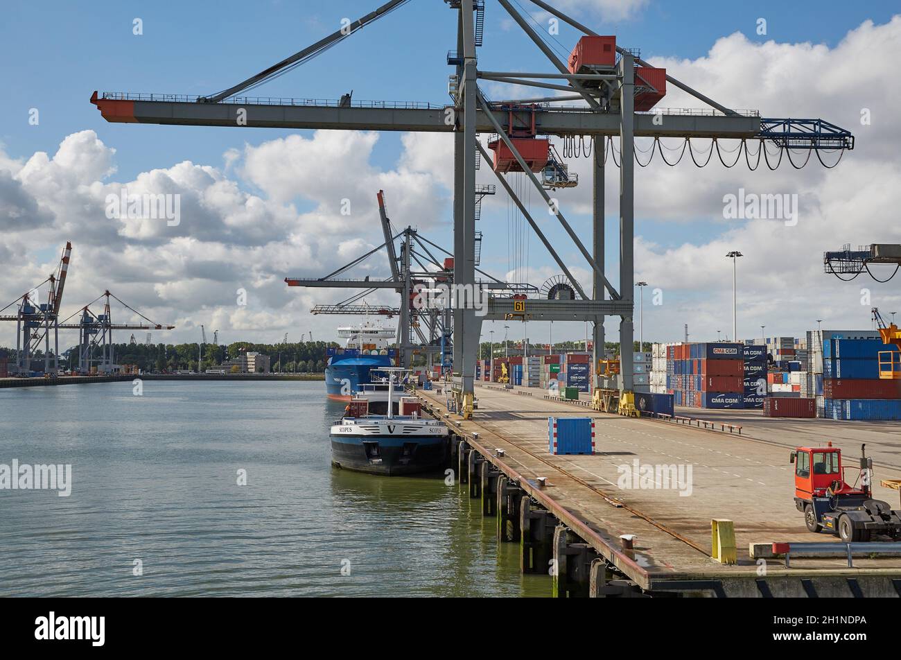 Rotterdam, Niederlande - um 2017: Frachtcontainer, die im Containerterminal Waalhaven im Hafen von Rotterdam auf das Schiff geladen wurden Stockfoto