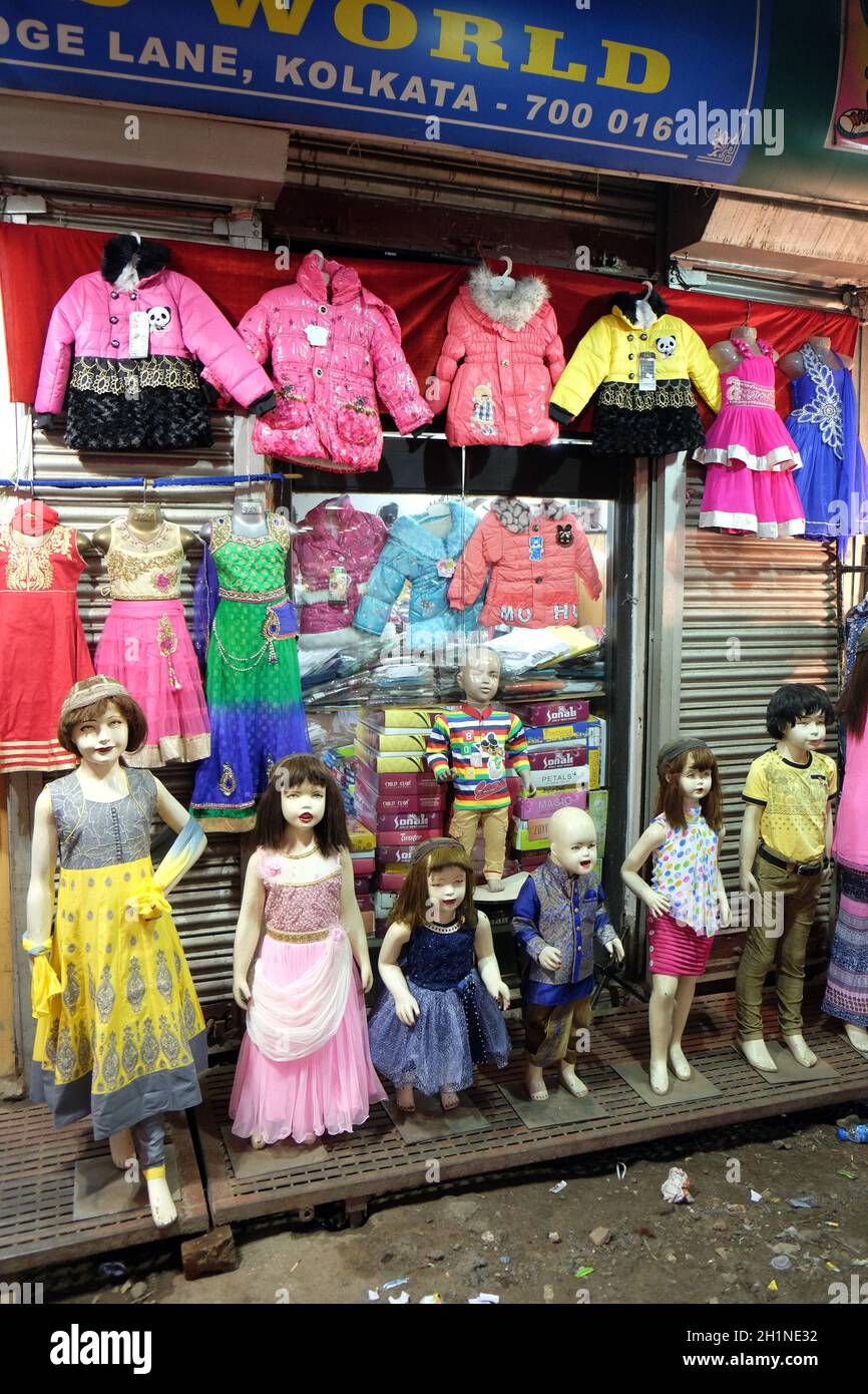 Schaufensterpuppen, die neuesten indische Kinder Kleidung vor Tuch Ladengeschäft in Kolkata, Indien Stockfoto