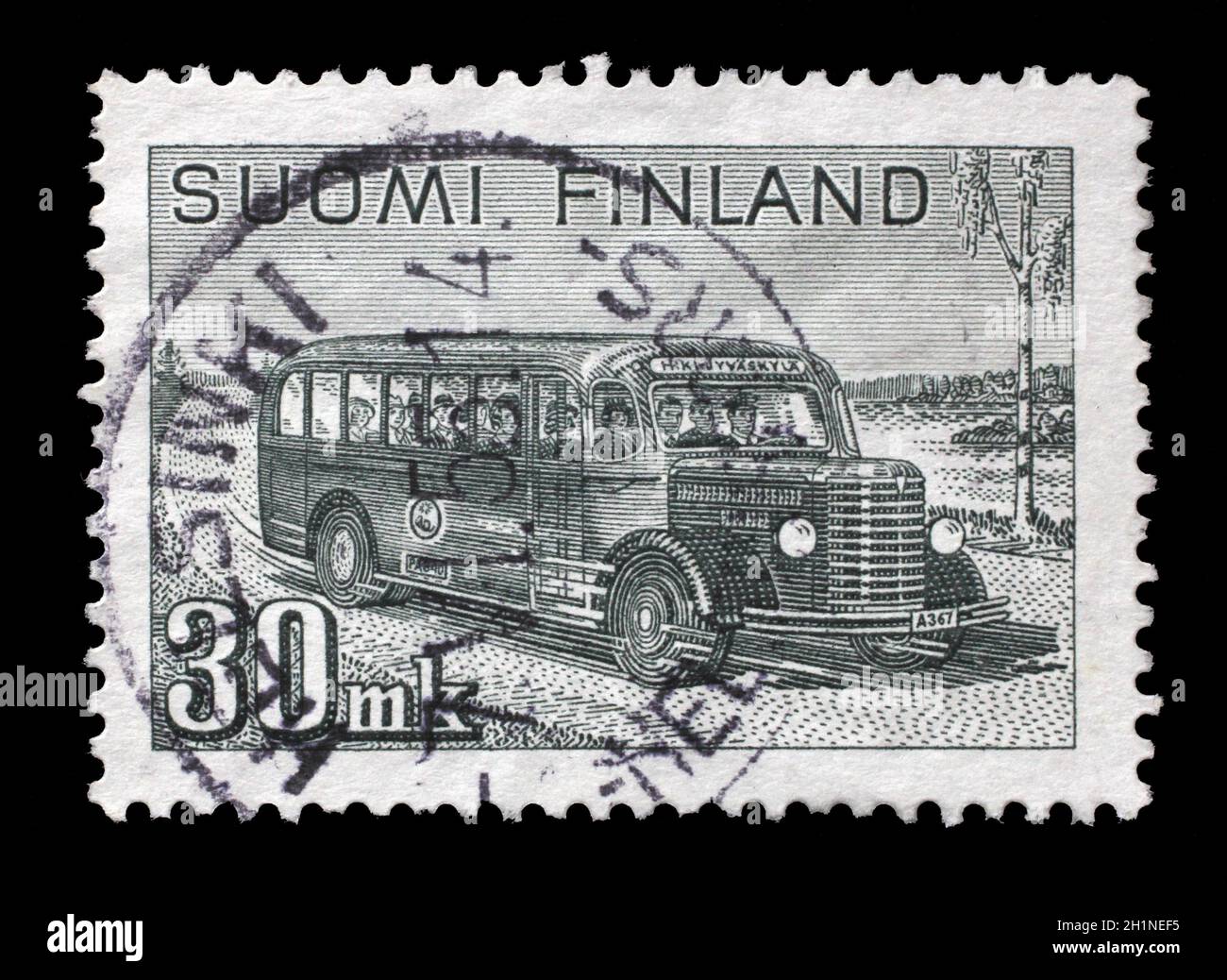 Stempel gedruckt in Finnland zeigt retro Postauto mit Passagieren auf Landstraße, Serie 'Mail Van', circa 1946. Stockfoto