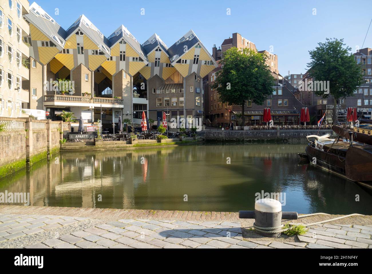 Kubuswoningen bei Oude Haven mit Bank und Poller im Vordergrund - Rotterdam Stockfoto