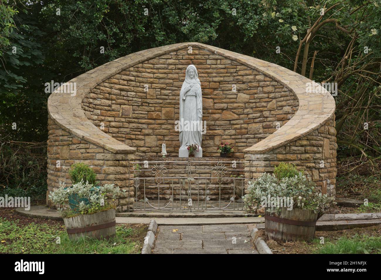 Statue der Heiligen Jungfrau Maria und Ort zum Beten in der Nähe der Stadt Killybegs in Irland. Stockfoto